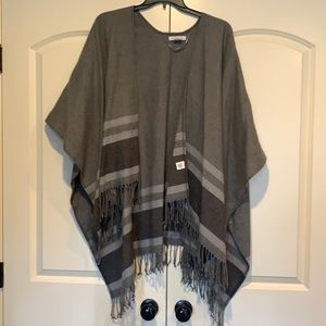 NWOT Liz Claiborne poncho. Gray with fringe